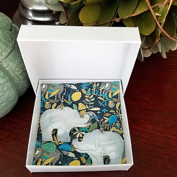 Mother of Pearl Shell Hand Carved Elephant Earring - Picture 4 of 10